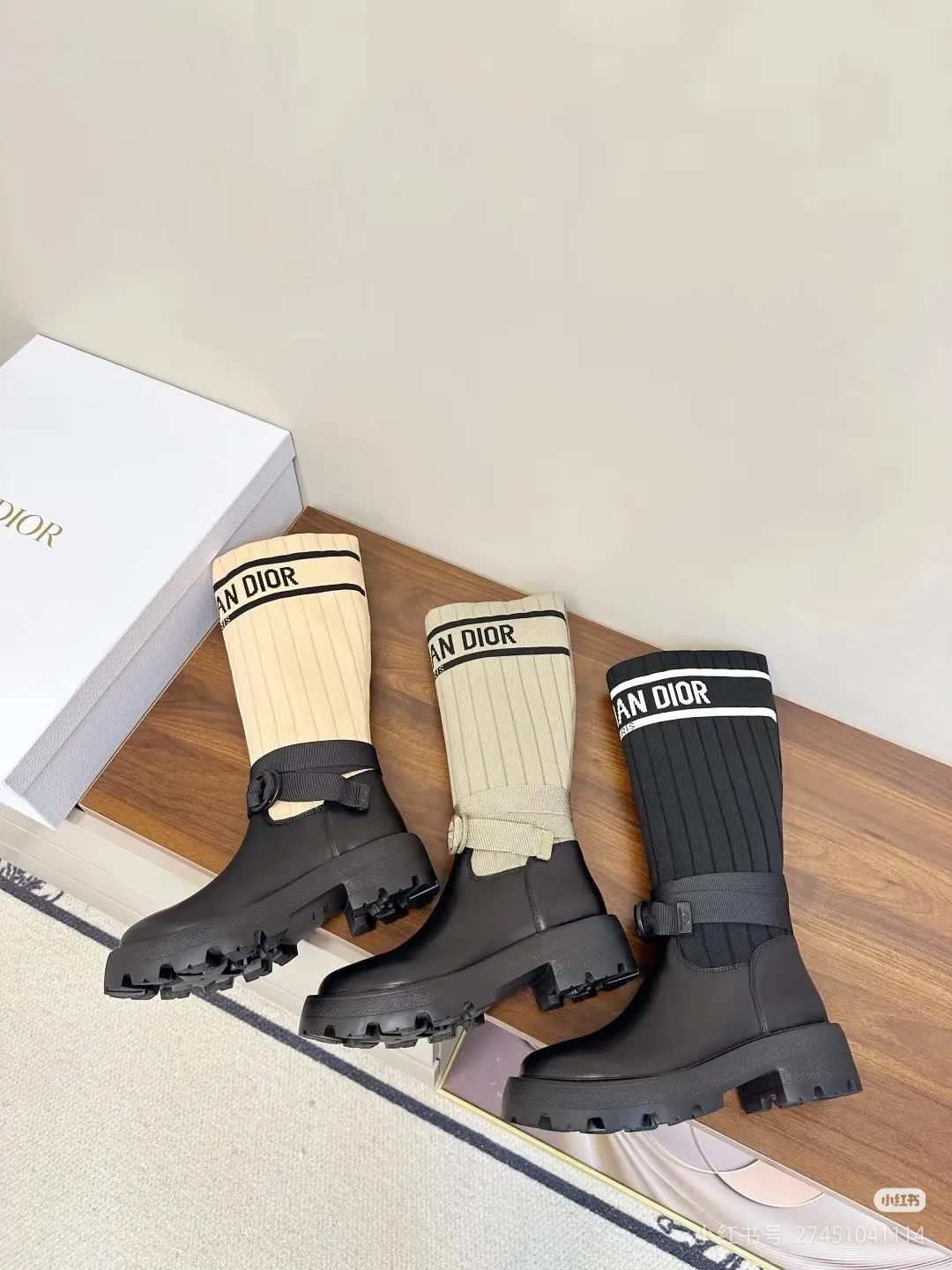👟👟Ex-factory price 560👟👟Dior color matching new boots for autumn and winter, the latest flying woven letter logo for autumn and winter, round-toe high-top knight boots for women, the same style for celebrity Narna Qian and the same style for Yi Mengling. Material: First-layer cowhide spliced ​​with fly-knit fabric, sheepskin lining for feet, original molded TPU outsole Size: 35-40 yards